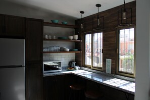 Refrigerador, microondas, parrilla de estufa y tetera eléctrica 