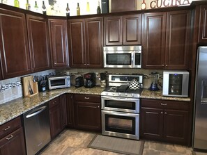 Frigorifero, microonde, forno, piano cottura