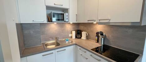 Kjøleskap, mikrobølgeovn, kaffetrakter/tekoker og vannkoker