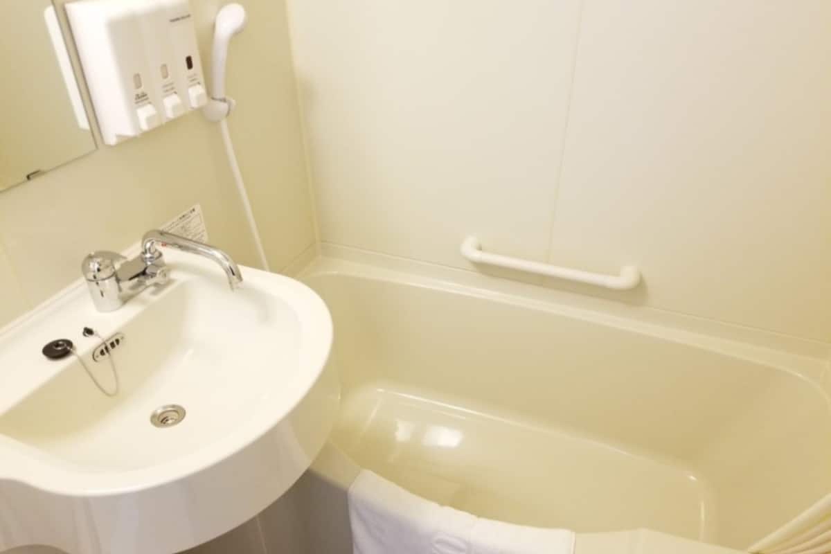 combined shower/bathtub, deep-soaking bathtub, free toiletries