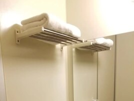 シャワー付き浴槽、深めの浴槽、バスアメニティ (無料)、ヘアドライヤー