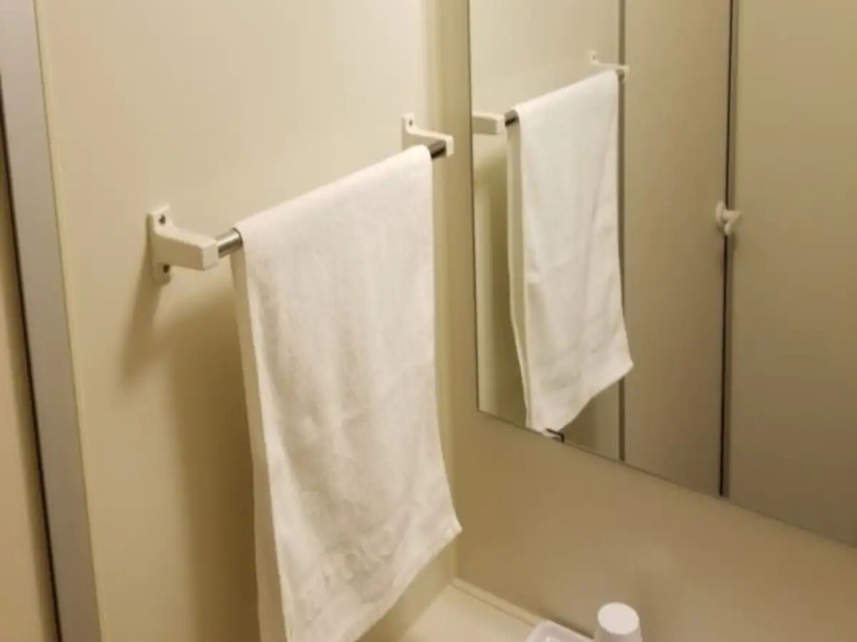 combined shower/bathtub, deep-soaking bathtub, free toiletries