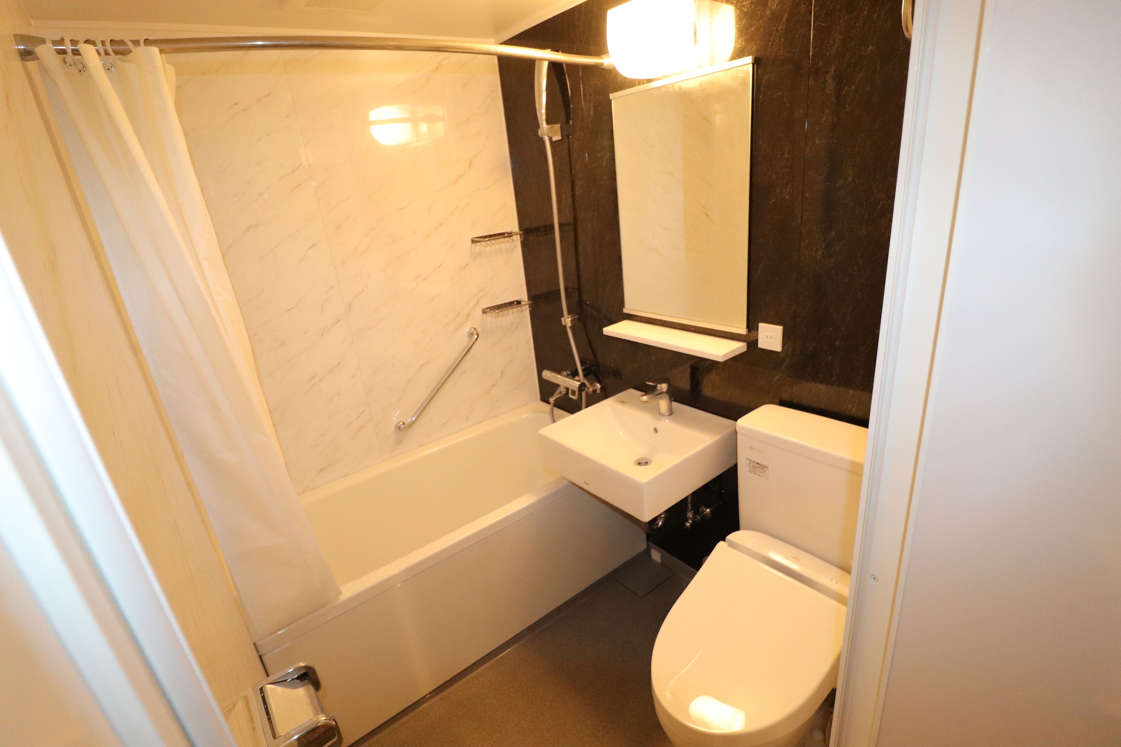 combined shower/bathtub, free toiletries, hair dryer, slippers