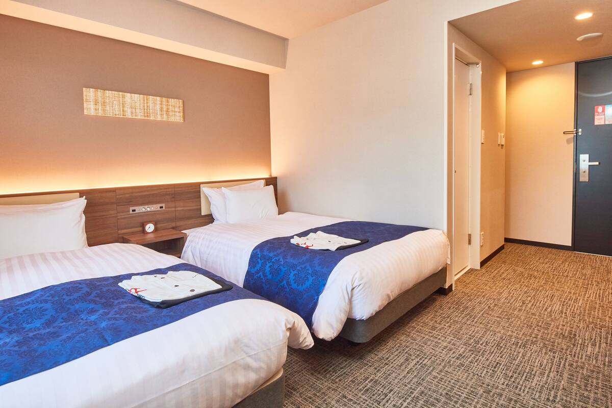 Desk, laptop workspace, WiFi (free), bed sheets