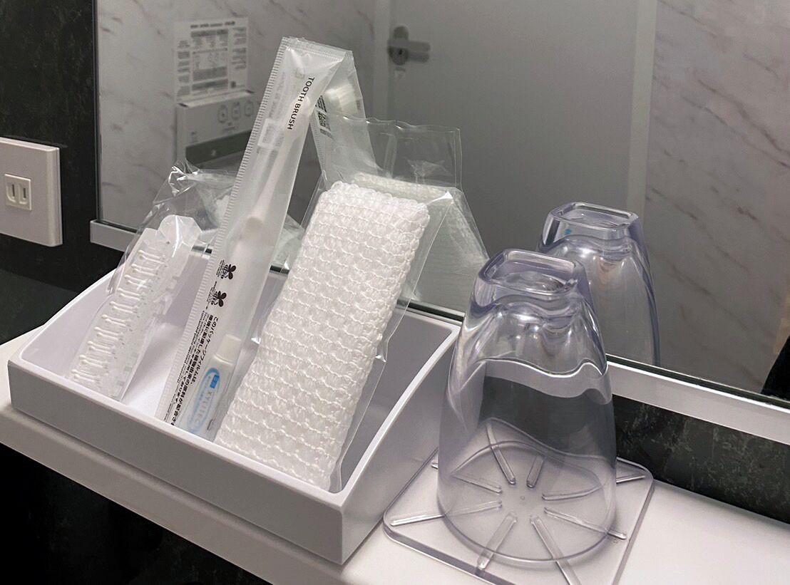 combined shower/bathtub, free toiletries, hair dryer, slippers