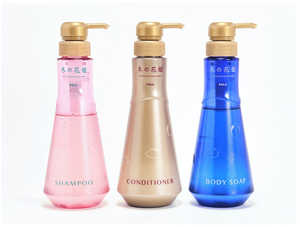 Trois flacons contenant un liquide de couleurs différentes, étiquetés respectivement « shampoing », « après-shampoing » et « savon pour le corps ».