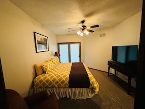 3 bedrooms, iron/ironing board, travel crib, free WiFi - Lakefront Okoboji Condo at Bridges Bay! Coronado Condo #100. Sleeps 10. (Arnolds Park)