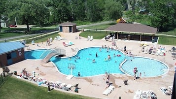 Een binnenzwembad en een buitenzwembad