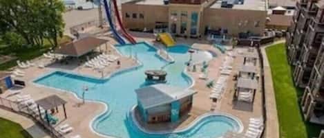 Alberca techada y alberca al aire libre