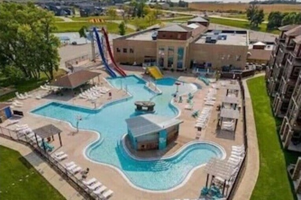 Piscina coberta i piscina a l'aire lliure