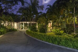 Property grounds - Charming 7BR Villa In Tabanan! - 12Min Drive To Famous Tanah Lot Temple! W/Pool! (Tabanan)