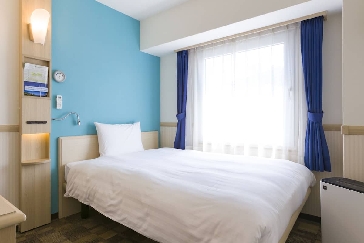 premium single room, non smoking | desk, iron/ironing board, free wifi, bed sheets