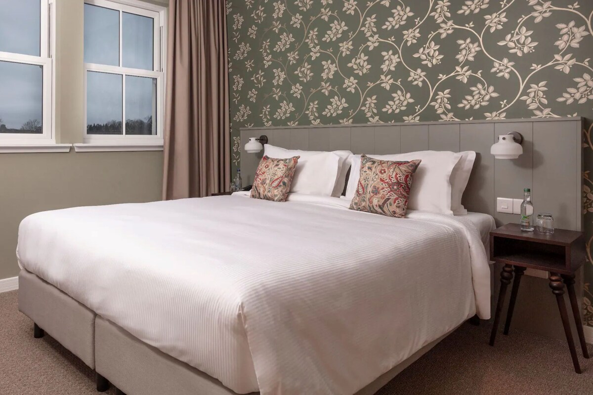 Premium bedding, in-room safe, iron/ironing board, cribs (free)