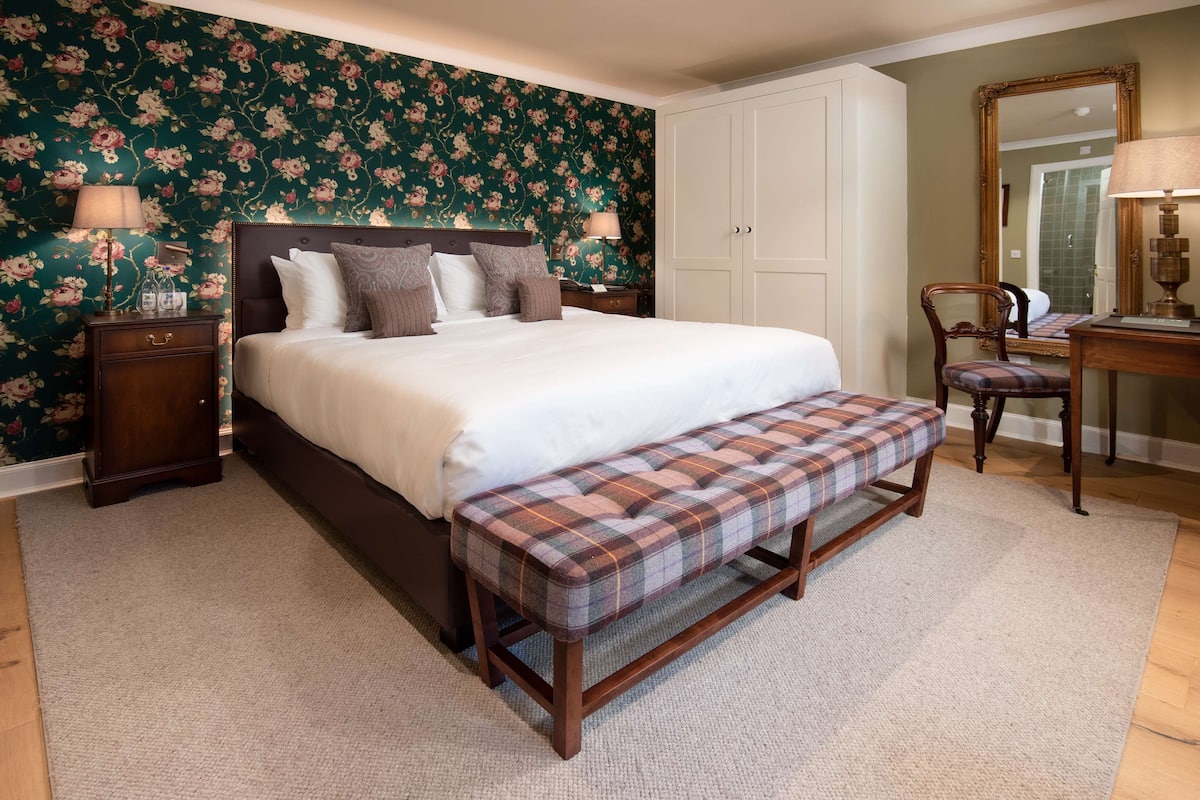 Room, 1 King Bed (Courtyard) | Premium bedding, in-room safe, individually decorated