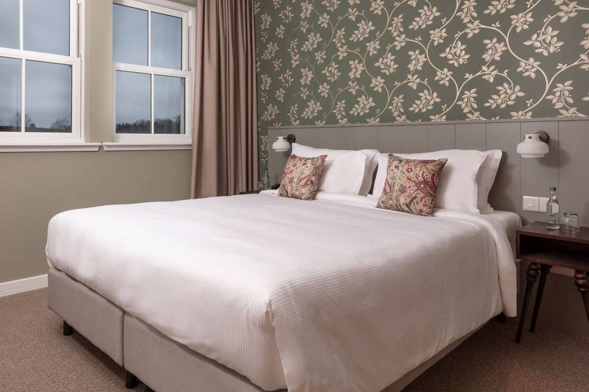 Premium bedding, in-room safe, iron/ironing board, WiFi (free)
