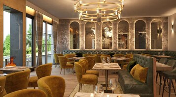 4 restaurantes; se sirve desayuno, almuerzo y cena; cocina británica