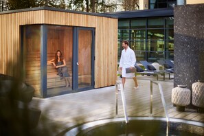 Sauna, bañera de hidromasaje, masajes con piedras calientes 