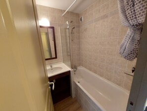 Bathtub, hair dryer