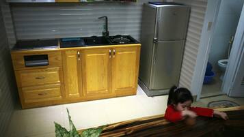 Kühlschrank, Mikrowelle, Herdplatte, Wasserkocher