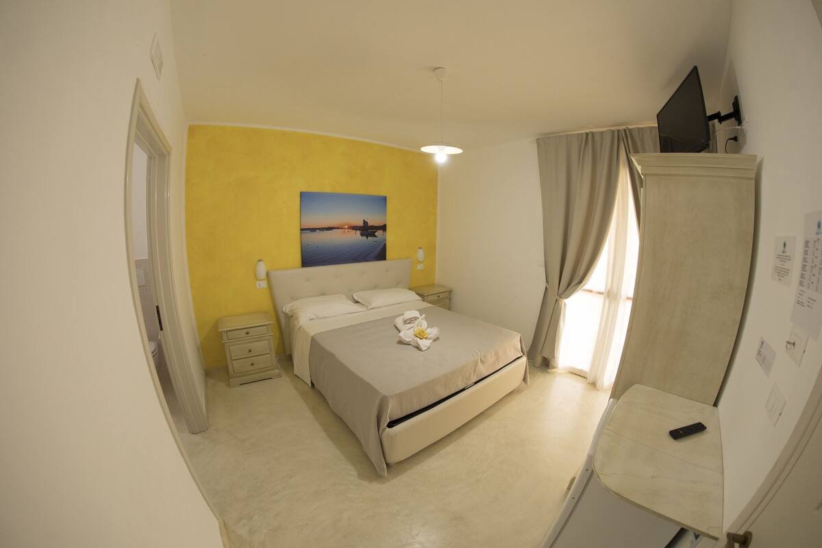 Hypo-allergenic bedding, minibar, in-room safe, individually decorated