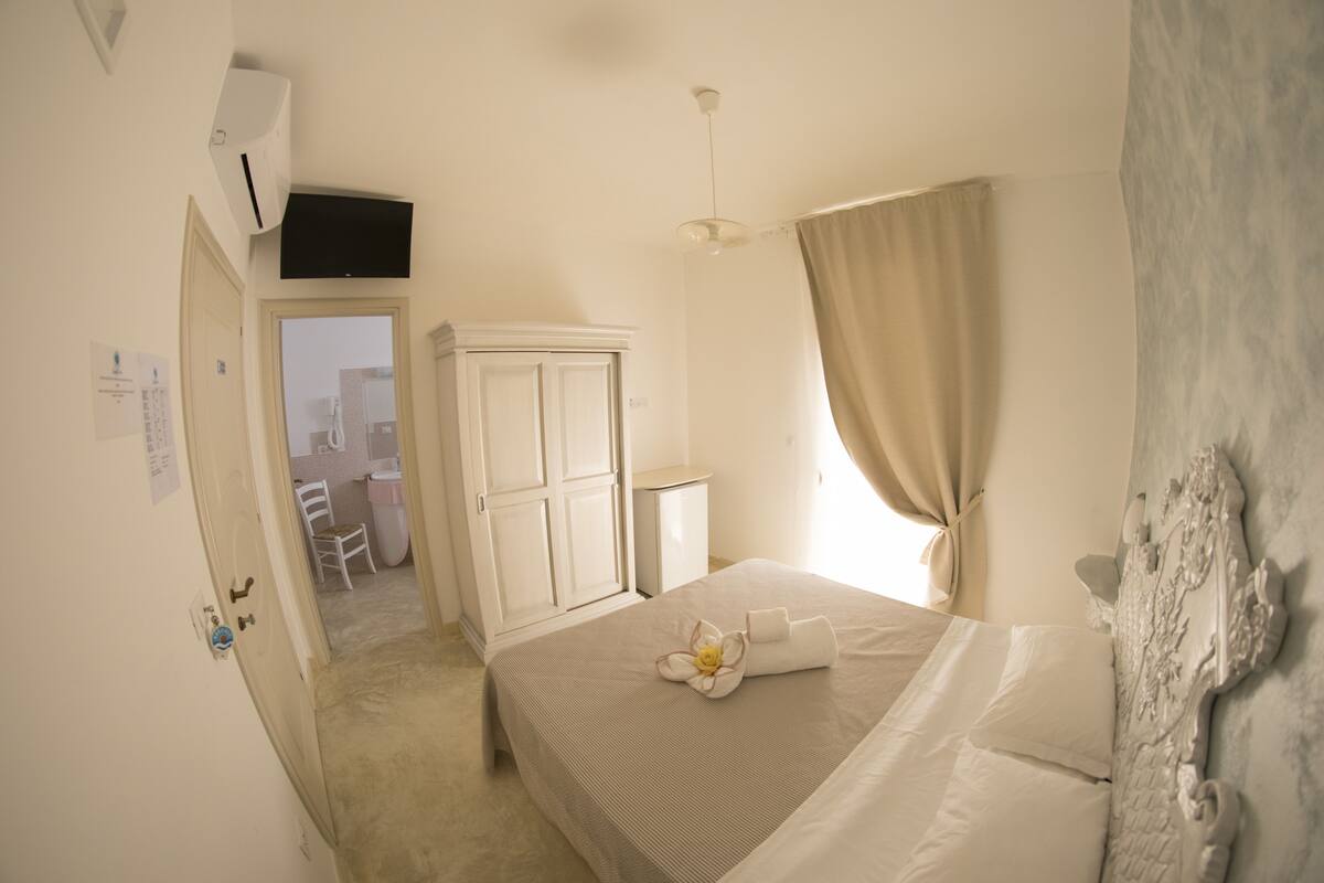 Hypo-allergenic bedding, minibar, in-room safe, individually decorated
