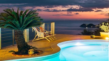 Piscina stagionale all'aperto, ombrelloni da piscina, lettini