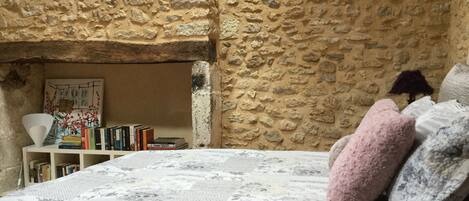 1 غرفة نوم ومكواة/لوح كي وواي فاي مجانًا وملاءات أسرّة