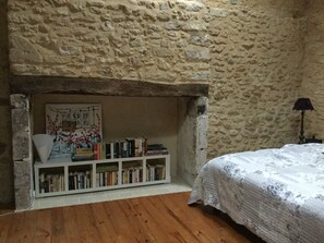 1 slaapkamer, een strijkplank/strijkijzer, gratis wifi, beddengoed