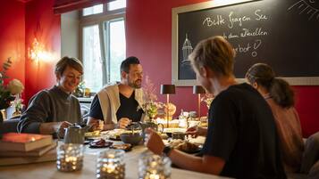 Tägliches Frühstücksbuffet gegen Gebühr
