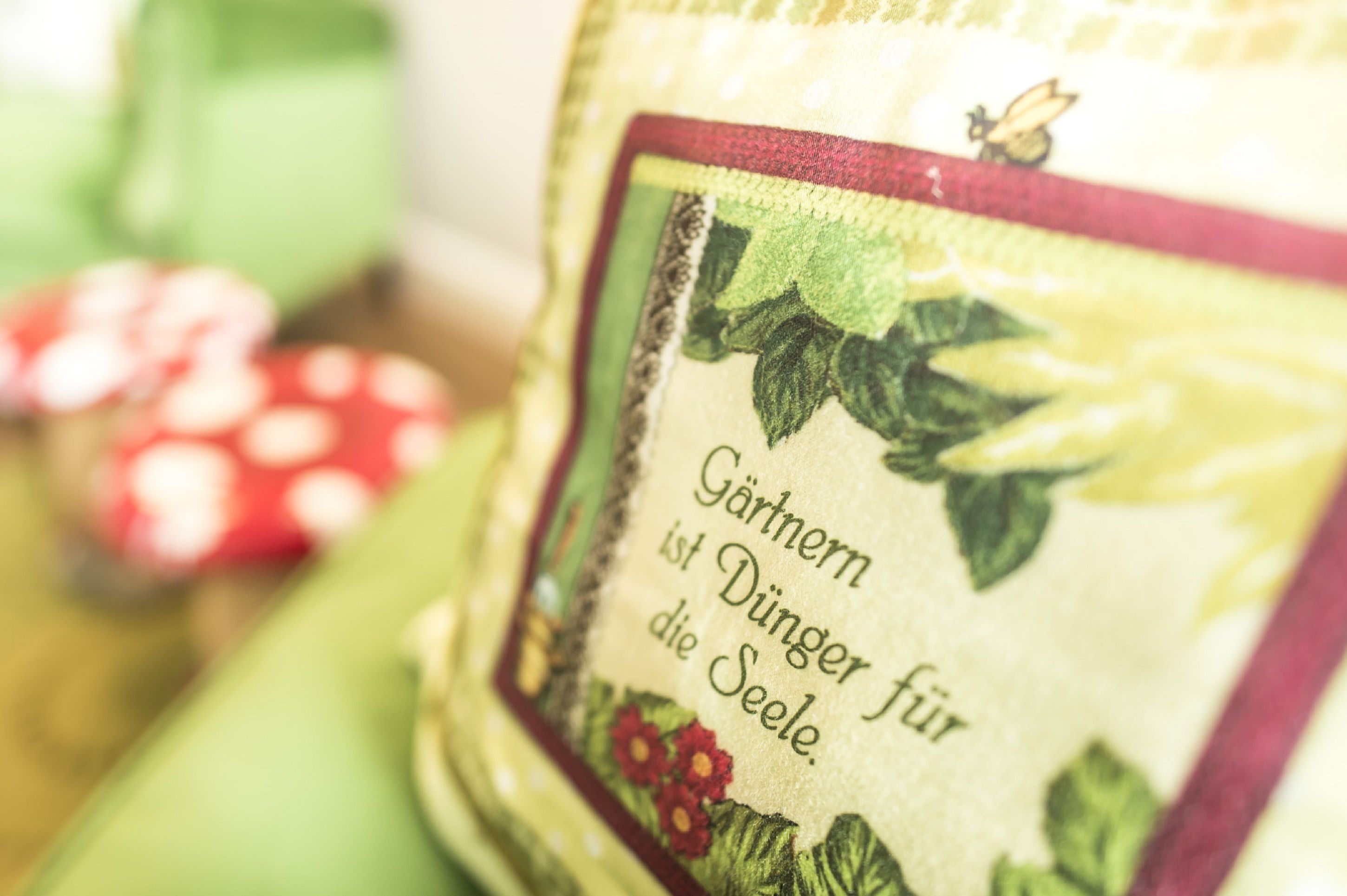 Un gros plan d’un tissu orné d’un motif floral et comportant du texte en allemand.