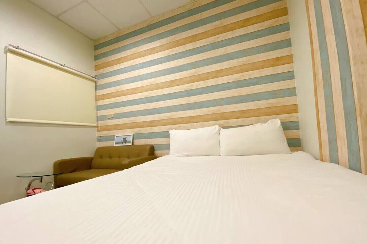 Escritorio, cortinas blackout, wifi gratis y ropa de cama