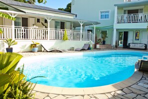 Outdoor pool, pool umbrellas, pool loungers - Entre Deux Rêves (Entre-Deux)
