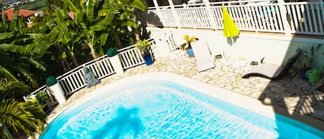 Piscine extérieure, parasols de plage, chaises longues