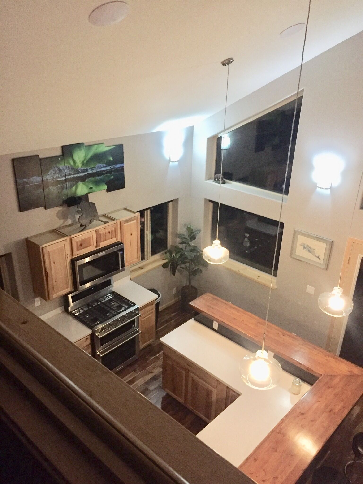 Großer Kühlschrank, Mikrowelle, Ofen, Herdplatte