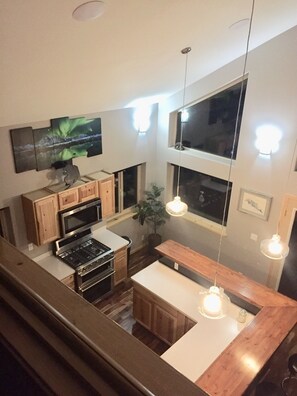 Full-sized fridge, microwave, oven, stovetop