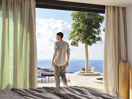 Ropa de cama de alta calidad, colchones con pillow-top y minibar 