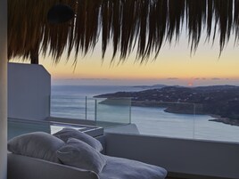 Ropa de cama de alta calidad, colchones con pillow-top y minibar