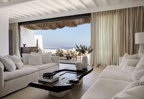 Luxe villa, 3 slaapkamers, privézwembad, uitzicht op zee | Woonruimte | Een 65-inch smart-tv met satellietzenders en een televisie