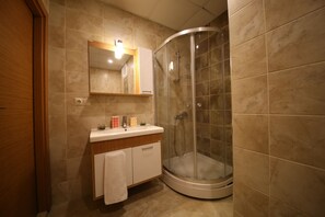 Shower, pengering rambut, sandal, dan handuk