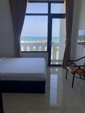 Minibar, desk, blackout curtains, soundproofing - Moon Hotel (Phan Thiet)
