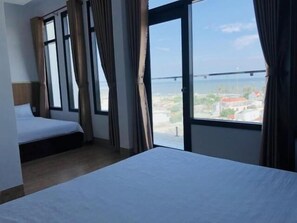 Minibar, desk, blackout drapes, soundproofing - Moon Hotel (Phan Thiet)