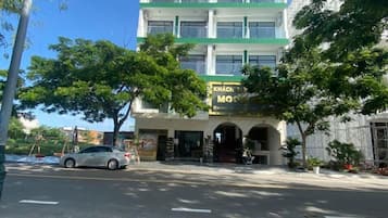 Mặt tiền nơi lưu trú - ban đêm