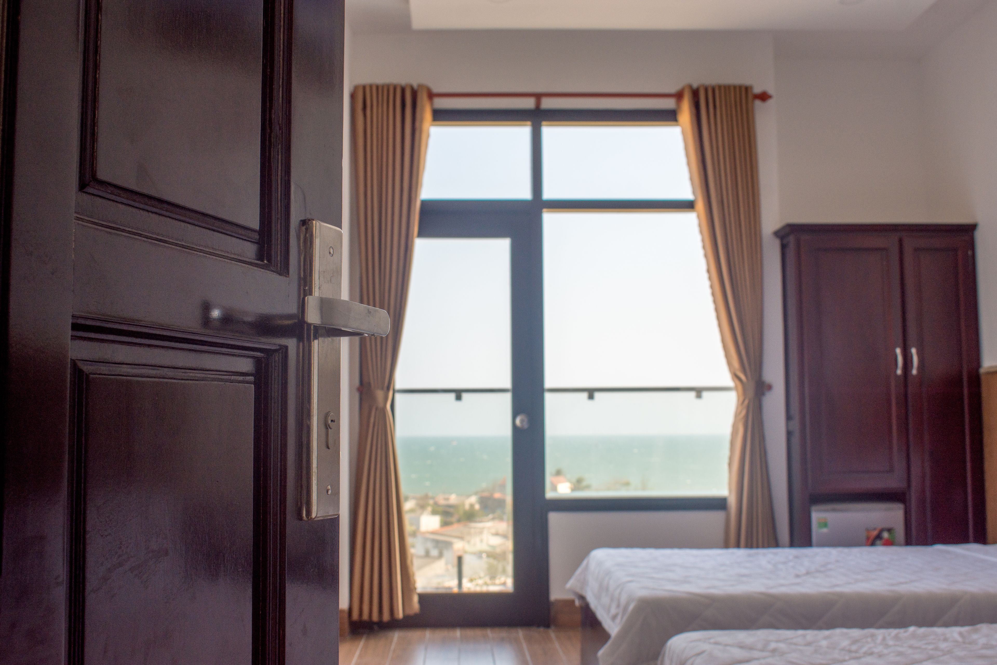 Minibar, bàn, màn/rèm cản sáng, phòng cách âm 