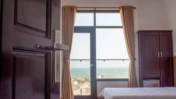 Minibar, bàn, màn/rèm cản sáng, phòng cách âm
