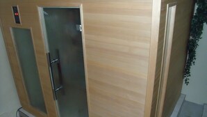 A wooden wardrobe with a glass door and a handle. - Maison D'Hote Le Relais (Fresnes)