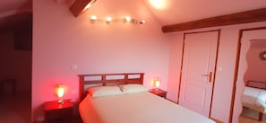 Standard Double Room, Non Smoking, Hill View | Individually decorated, individually furnished, free WiFi, bed sheets - Maison D'Hote Le Relais (Fresnes)