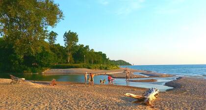 2 makuuhuoneen sviitti historiallisessa Port Albert Inn -hotellissa kauniissa Port Albertissa, Ontario!