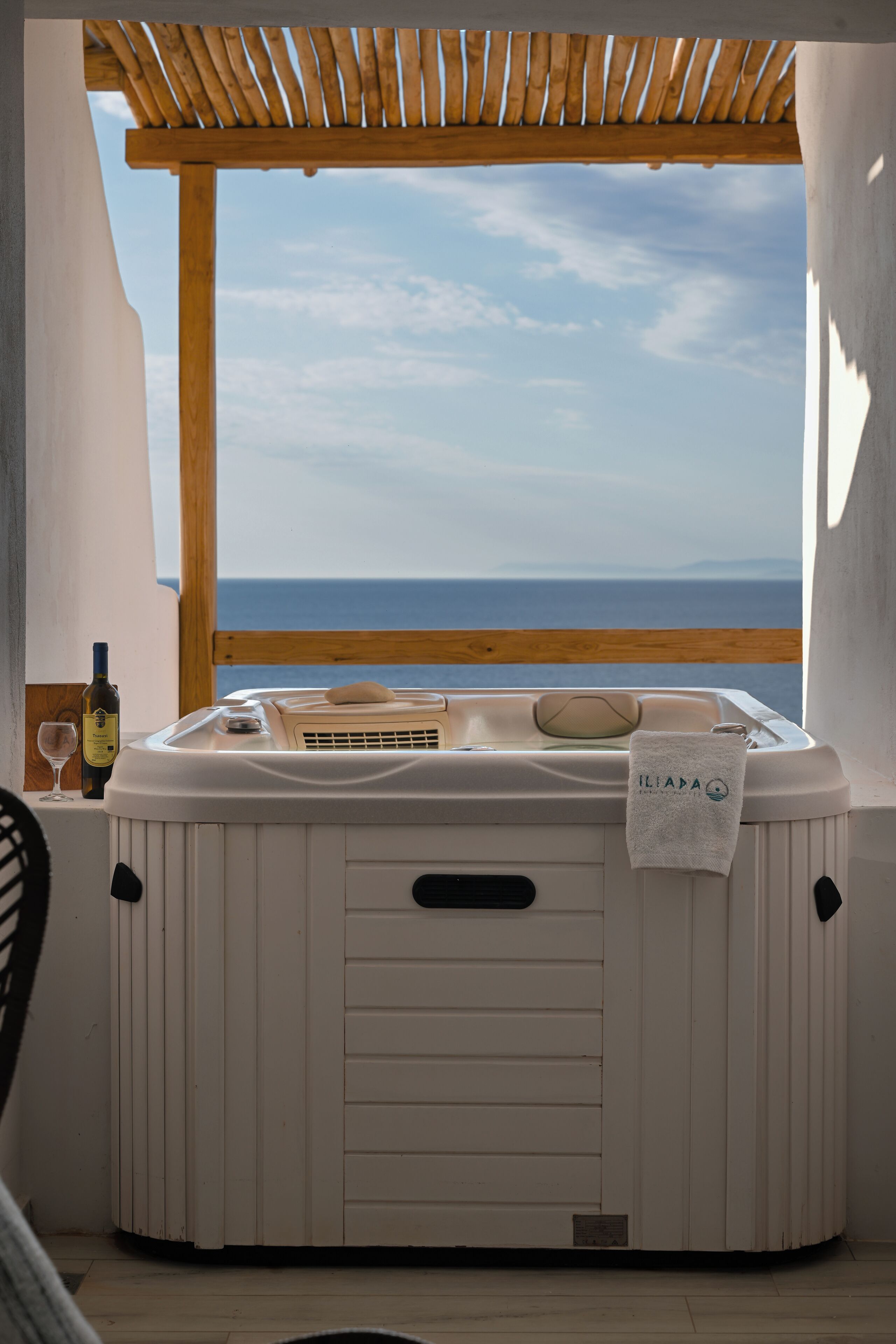 Deluxe-sviitti, poreamme, merinäköala | 1 makuuhuone, ylelliset vuodevaatteet, tallelokero huoneessa