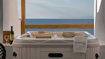 Deluxe-sviitti, poreamme, merinäköala | 1 makuuhuone, ylelliset vuodevaatteet, tallelokero huoneessa