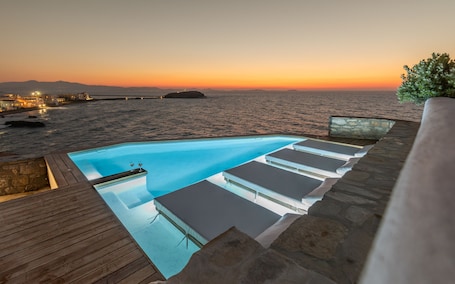 Una piscina al aire libre de temporada